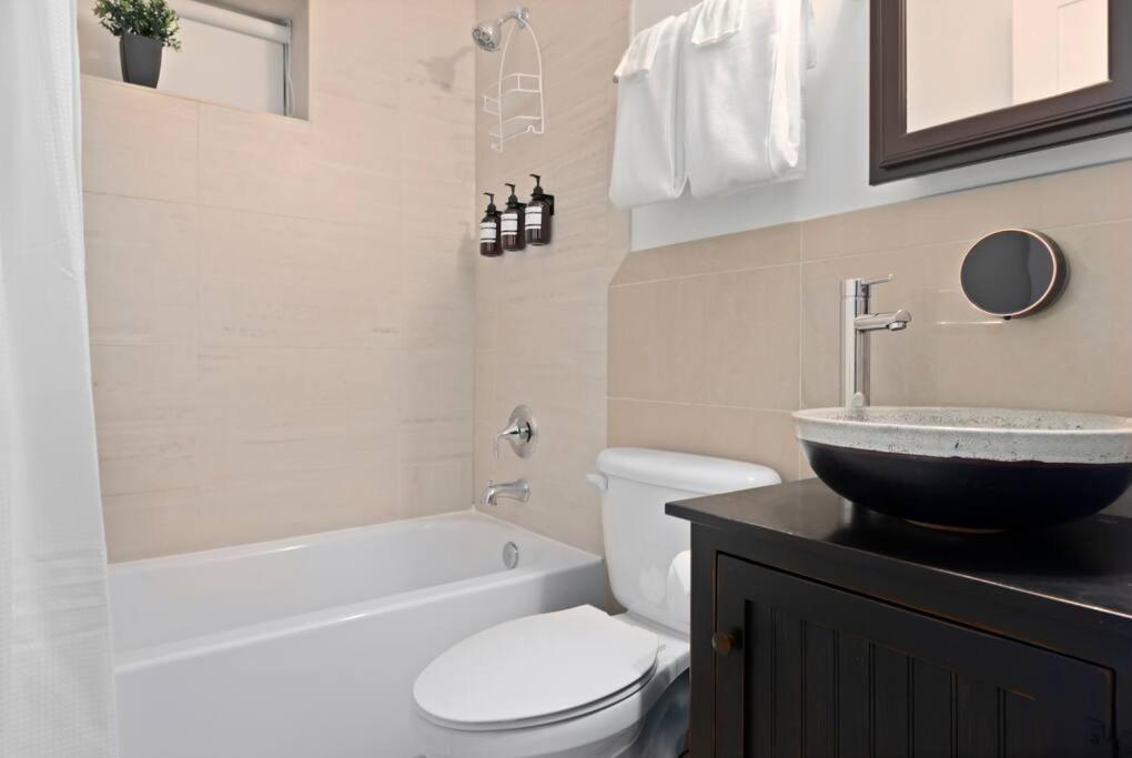 Upscale 2Br Apartment With Patio واشنطن المظهر الخارجي الصورة
